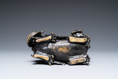 Een zeldzaam Chinees bronzen mythisch dier 'Kaiming Shou' met een lotusbasis, Ming