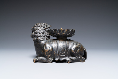 Een zeldzaam Chinees bronzen mythisch dier 'Kaiming Shou' met een lotusbasis, Ming