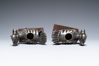 Une paire de br&ucirc;le-parfums en forme de canards mandarins en bronze, Chine, Ming