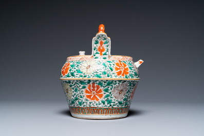 A Chinese famille verte lime pot and cover with floral design for the Vietnamese market, Kangxi