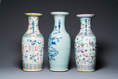 Deux vases en porcelaine de Chine famille rose et un en bleu et blanc sur fond c&eacute;ladon &agrave; d&eacute;cor d'antiquit&eacute;s, 19&egrave;me