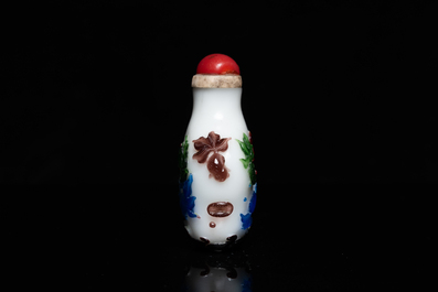 Une tabati&egrave;re en verre overlay &agrave; d&eacute;cor de poissons, Chine, 19&egrave;me