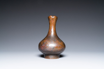 Une verseuse &agrave; vin de type 'hu' en bronze, Zhou de l'est/Han