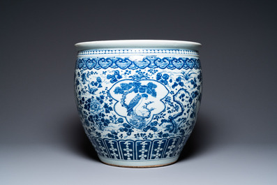 Een grote Chinese blauw-witte viskom met een arend en eksters, 19e eeuw