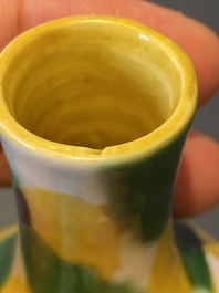 Een Chinese sancai-geglazuurde kalebasvaas, Kangxi