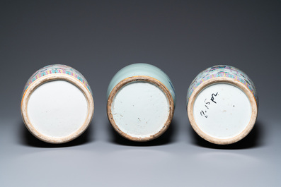 Deux vases en porcelaine de Chine famille rose et un en bleu et blanc sur fond c&eacute;ladon &agrave; d&eacute;cor d'antiquit&eacute;s, 19&egrave;me