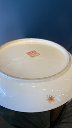 Een paar Chinese famille rose schotels met vlinders, Xie Zhu Zhuren Zao merk, 19/20e eeuw