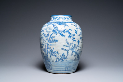 Een grote Chinese blauw-witte 'Drie vrienden van de winter' vaas, Ming