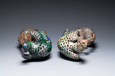 Une paire de grands paons sur tronques d'arbres en gr&egrave;s polychrome, Chine, Shiwan, 19&egrave;me