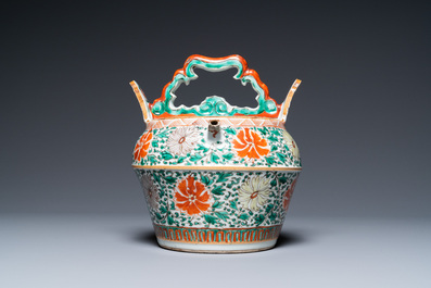 A Chinese famille verte lime pot and cover with floral design for the Vietnamese market, Kangxi