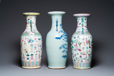 Deux vases en porcelaine de Chine famille rose et un en bleu et blanc sur fond c&eacute;ladon &agrave; d&eacute;cor d'antiquit&eacute;s, 19&egrave;me