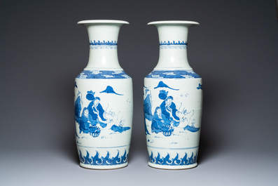 A pair of Chinese blue and white vases, 19th C.