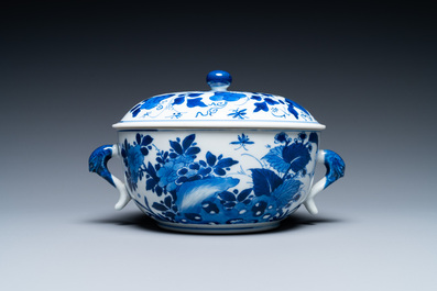 Une &eacute;cuelle couverte en porcelaine de Chine en bleu et blanc, Kangxi