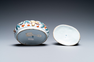 Een polychrome Delftse botervloot met een vogel, 18e eeuw