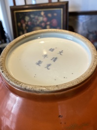 Een Chinese flesvormige famille rose vaas met koraalrode fondkleur, Guangxu merk en periode