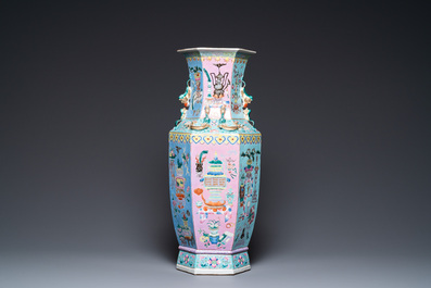 Een Chinese hexagonale famille rose vaas met antiquiteiten, 19e eeuw