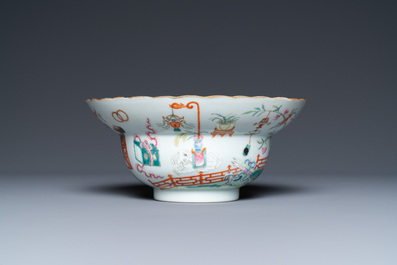 Un bol en porcelaine de Chine &agrave; d&eacute;cor 'bajixiang', marque et &eacute;poque de Jiaqing