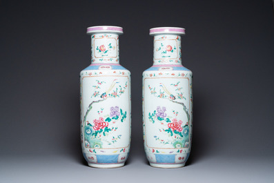 Een paar Chinese famille rose rouleau vazen, 19e eeuw