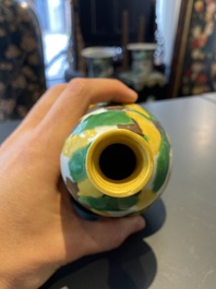 Een Chinese sancai-geglazuurde kalebasvaas, Kangxi