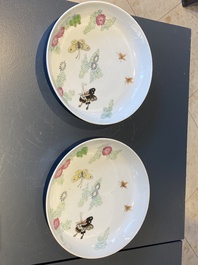 Een paar Chinese famille rose schotels met vlinders, Xie Zhu Zhuren Zao merk, 19/20e eeuw