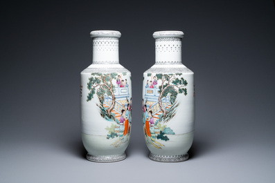 Een paar Chinese famille rose rouleau vazen met muzikanten, Qianlong merk, Republiek