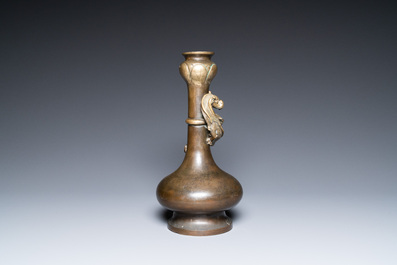 Un vase de type 'hu' en bronze, marque et &eacute;poque de Qianlong
