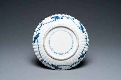 Een Japans blauw-wit bord met een haas, Arita, Edo, vroeg 18e eeuw