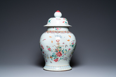 Een grote Chinese famille rose dekselvaas, 19e eeuw