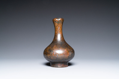 Une verseuse &agrave; vin de type 'hu' en bronze, Zhou de l'est/Han