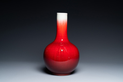 Un vase de forme bouteille en porcelaine de Chine &agrave; &eacute;mail langyao, 19/20&egrave;me