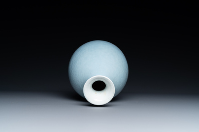 A Chinese monochrome clair-de-lune-glazed 'yuhuchunping' vase, 19th C.