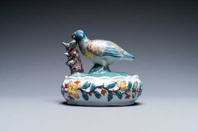 Een polychrome Delftse botervloot met een vogel, 18e eeuw