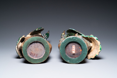 Une paire de grands paons sur tronques d'arbres en gr&egrave;s polychrome, Chine, Shiwan, 19&egrave;me