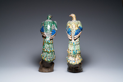 Une paire de grands paons sur tronques d'arbres en gr&egrave;s polychrome, Chine, Shiwan, 19&egrave;me