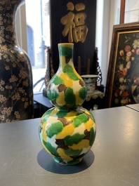 Een Chinese sancai-geglazuurde kalebasvaas, Kangxi
