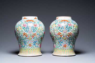 Een paar Chinese famille rose vazen met houten deksels en sokkels, 19e eeuw