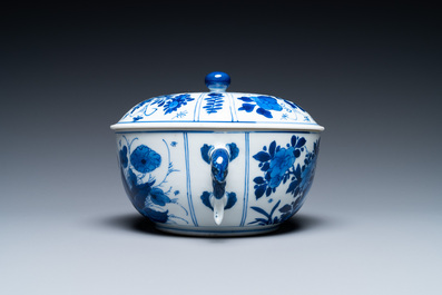 Une &eacute;cuelle couverte en porcelaine de Chine en bleu et blanc, Kangxi