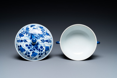 Une &eacute;cuelle couverte en porcelaine de Chine en bleu et blanc, Kangxi