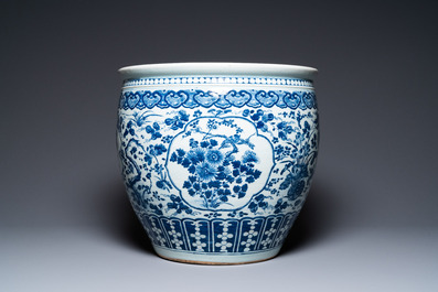 Een grote Chinese blauw-witte viskom met een arend en eksters, 19e eeuw