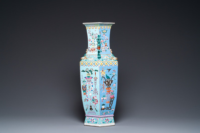 Een Chinese hexagonale famille rose vaas met antiquiteiten, 19e eeuw
