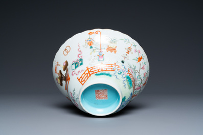 Un bol en porcelaine de Chine &agrave; d&eacute;cor 'bajixiang', marque et &eacute;poque de Jiaqing