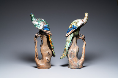 Une paire de grands paons sur tronques d'arbres en gr&egrave;s polychrome, Chine, Shiwan, 19&egrave;me