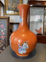 Een Chinese flesvormige famille rose vaas met koraalrode fondkleur, Guangxu merk en periode