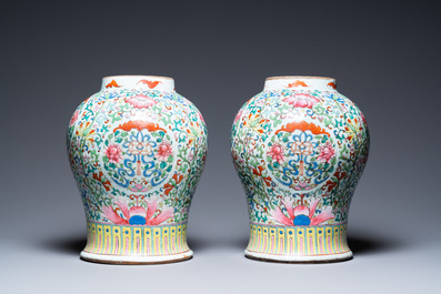 Een paar Chinese famille rose vazen met houten deksels en sokkels, 19e eeuw