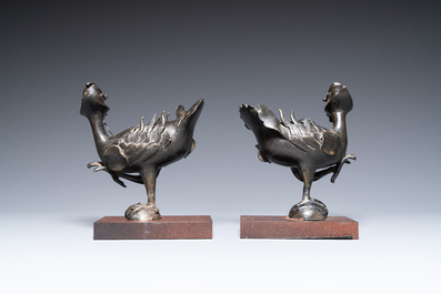 Une paire de br&ucirc;le-parfums en forme de canards mandarins en bronze, Chine, Ming