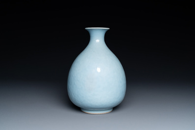 A Chinese monochrome clair-de-lune-glazed 'yuhuchunping' vase, 19th C.