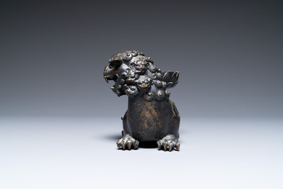 Een zeldzaam Chinees bronzen mythisch dier 'Kaiming Shou' met een lotusbasis, Ming