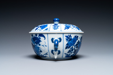 Une &eacute;cuelle couverte en porcelaine de Chine en bleu et blanc, Kangxi