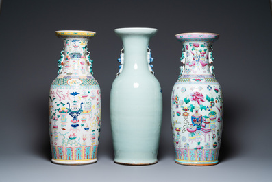 Deux vases en porcelaine de Chine famille rose et un en bleu et blanc sur fond c&eacute;ladon &agrave; d&eacute;cor d'antiquit&eacute;s, 19&egrave;me