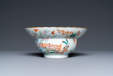 Un bol en porcelaine de Chine &agrave; d&eacute;cor 'bajixiang', marque et &eacute;poque de Jiaqing